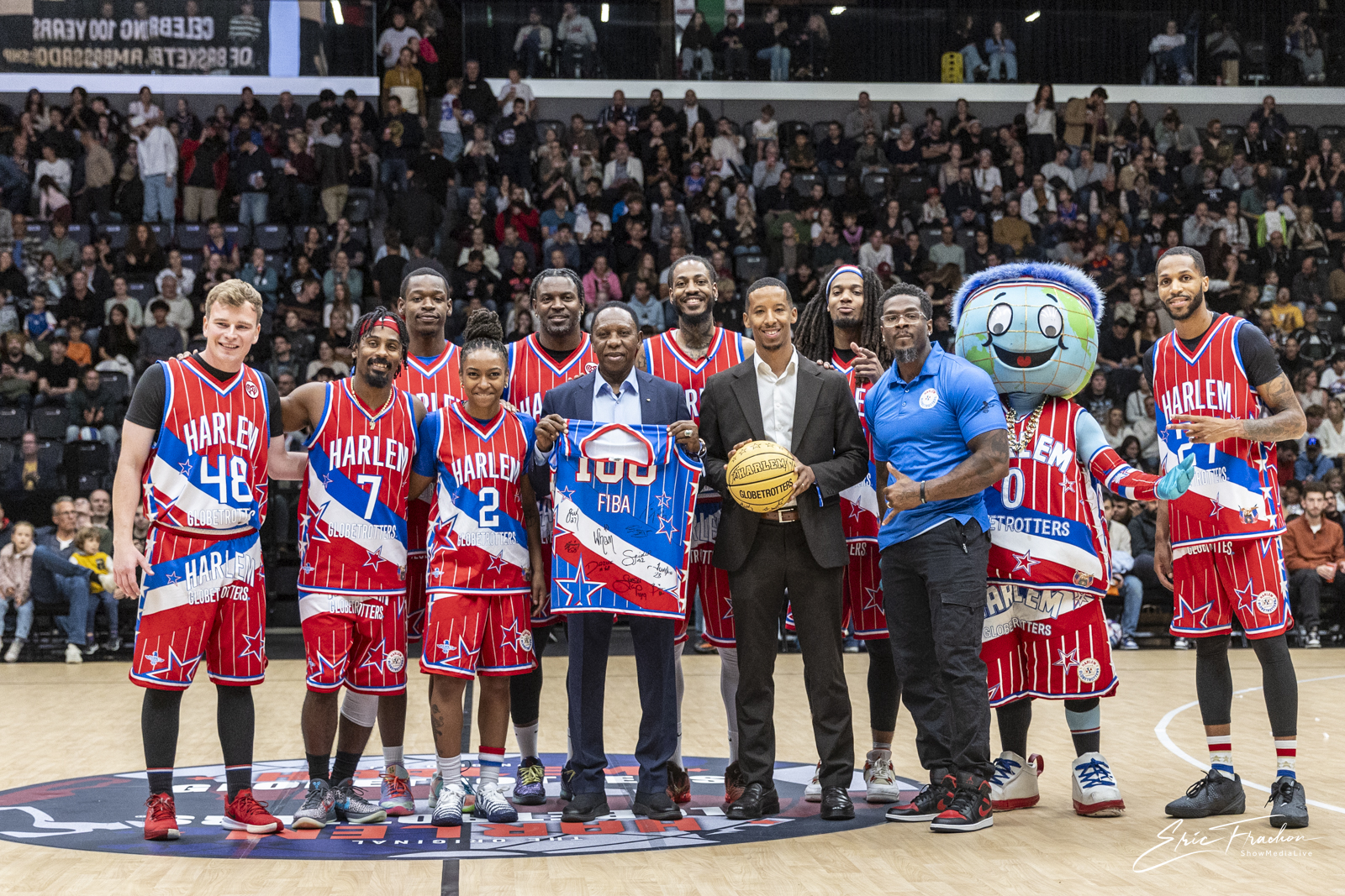 🏀✨ Harlem Globetrotters à Lausanne : 100 ans de légende, des gradins clairsemés, mais des étoiles plein les yeux ! / 🏀✨ Harlem Globetrotters in Lausanne: 100 Years of Legend, Sparse Crowds, but Stars in Their Eyes!